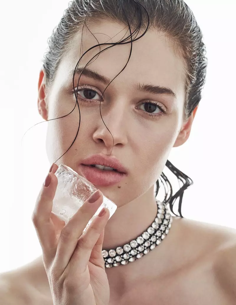 Anais Pouliot modella la bellezza elegante per L'Officiel Baltics