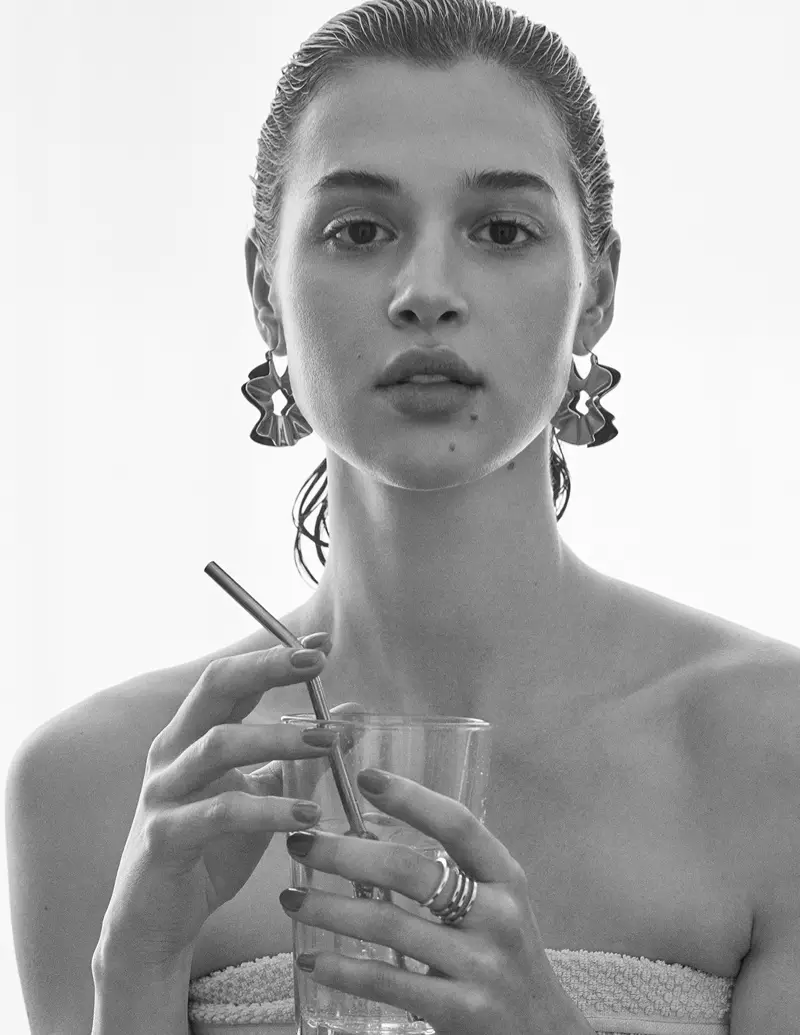 L'Officiel Baltics සඳහා Anais Pouliot Models Sleek Beauty