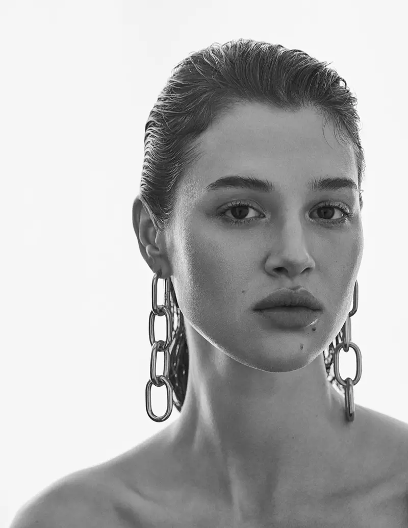 Múnlaíonn Anais Pouliot áilleacht caol do L'Officiel Baltics