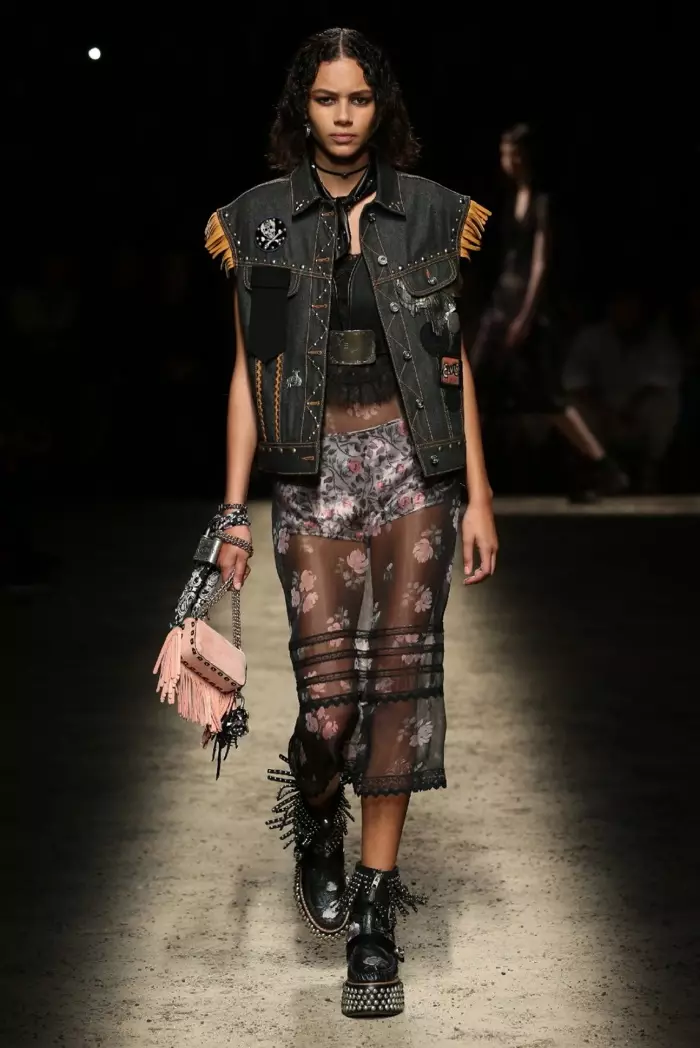 Coach Spring 2017: Binx Walton anofamba nzira yedenim vest ine hardware ruzivo pamusoro pehembe