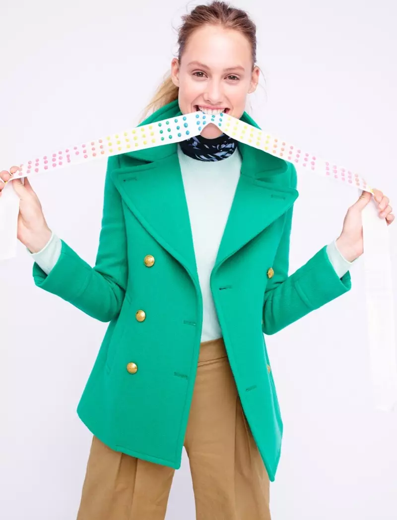 Ocean Moss ရှိ J. Crew Majesty Peacoat၊ Spearmint Sprig ရှိ အီတလီ Cashmere အင်္ကျီလက်ရှည် တီရှပ်၊ Golden Cedar ရှိ အလွန်ကျယ်ပြန့်သော ခြေထောက် Chino Pant နှင့် Sierra Green ရှိ အစင်းကြောင်း Bandana