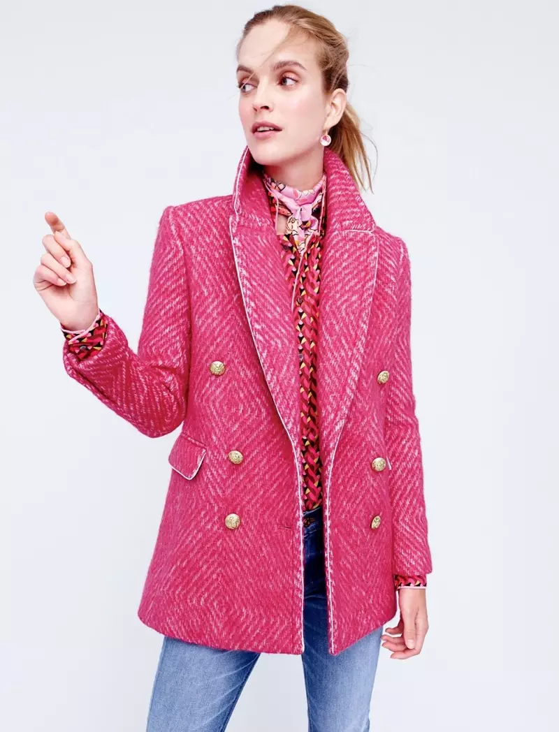 J. Crew Diamond Tweed Coat a cikin Sorbet Ivory, Tarin Pajama Top a cikin Ratti Hibiscus Herringbone Print, Drakes don J. Crew Square Silk Scarf da Matchstick Jean a cikin Wankin Stockdale