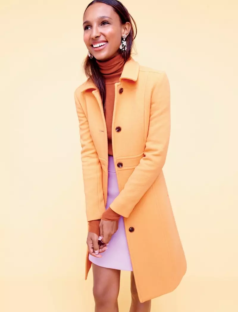 J. Crew Double-Cloth Lady Day Coat pamoja na Thinsulate katika Pale Peach, Featherweight ya Italia Cashmere Turtleneck, Mini Skirt katika Double-Serge Wool katika Lilac na Pete za Chandelier za Maua