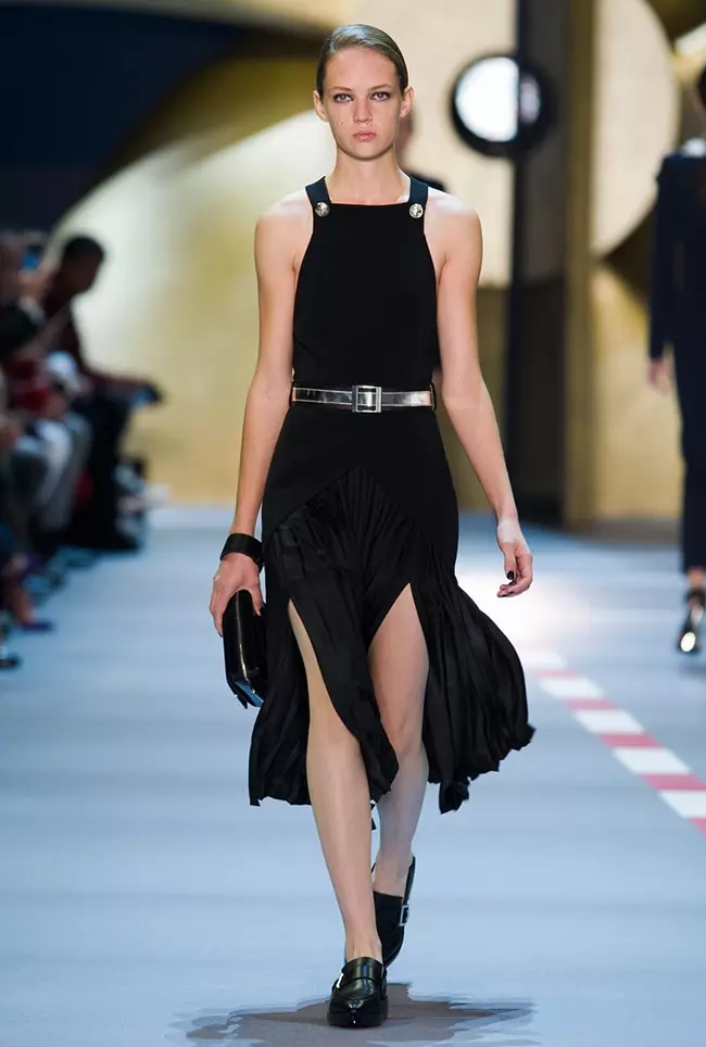 Mugler Spring 2016 | ပဲရစ်ဖက်ရှင်ရက်သတ္တပတ်