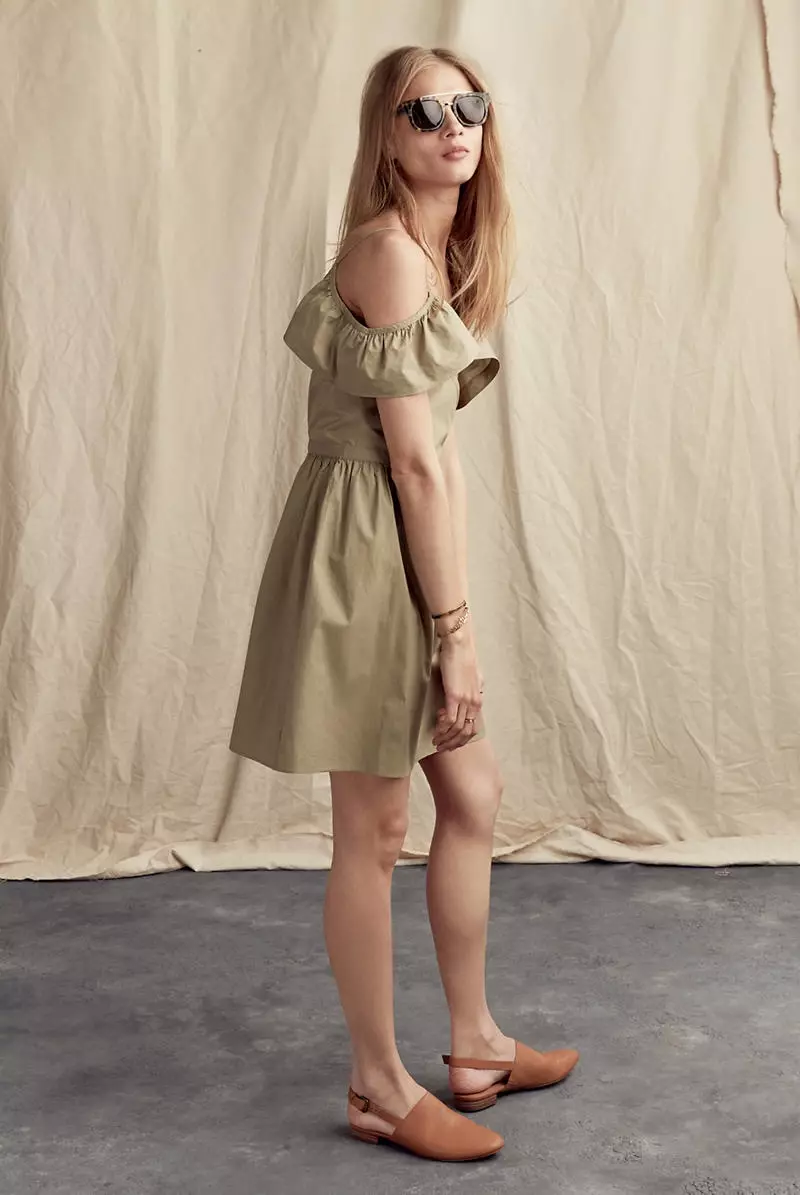 Sukienka Madewell Khaki z falbanką Cold-Shoulder i okulary przeciwsłoneczne Madewell x Surfrider Foundation Top-Bar