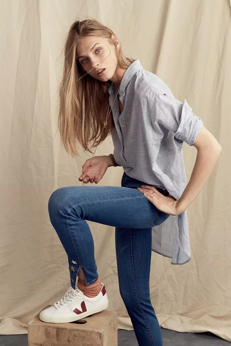 Madewell Side-Button Popover Shirt នៅក្នុង Stripe និង Veja Esplar Low Sneakers