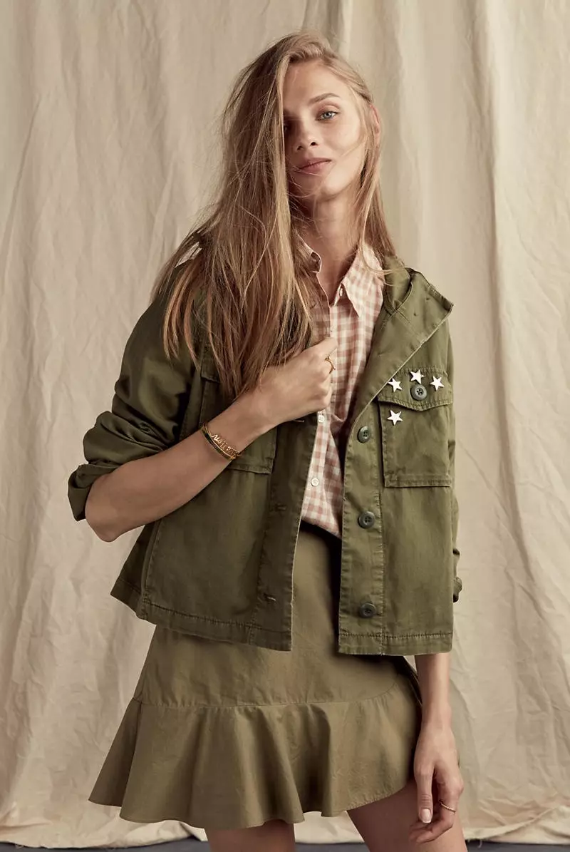 Madewell 크롭 아노락 재킷, Expat 올리브 소재의 러플 랩 미니 스커트, 깅엄 체크 소재의 Courier 사이드 버튼 셔츠