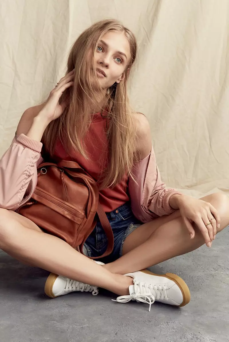 Madewell Side-Zip Bomberjack yn Old Rose en The Lorimer Mini Backpack. Veja Esplar Low Sneakers.