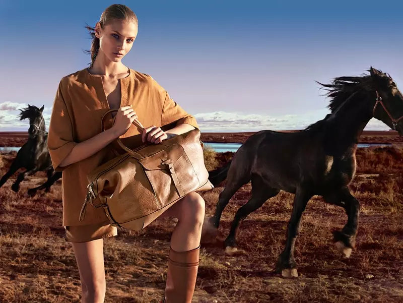 Nagmodelo si Anna Sezneva ng isang malaking tote, riding boots at isang oversized na kamiseta mula kay Massimo Dutti.