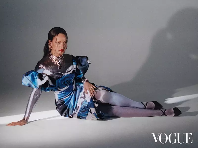 O le taia o se pose, ua ofuina e Rihanna le ofu Alexander McQueen