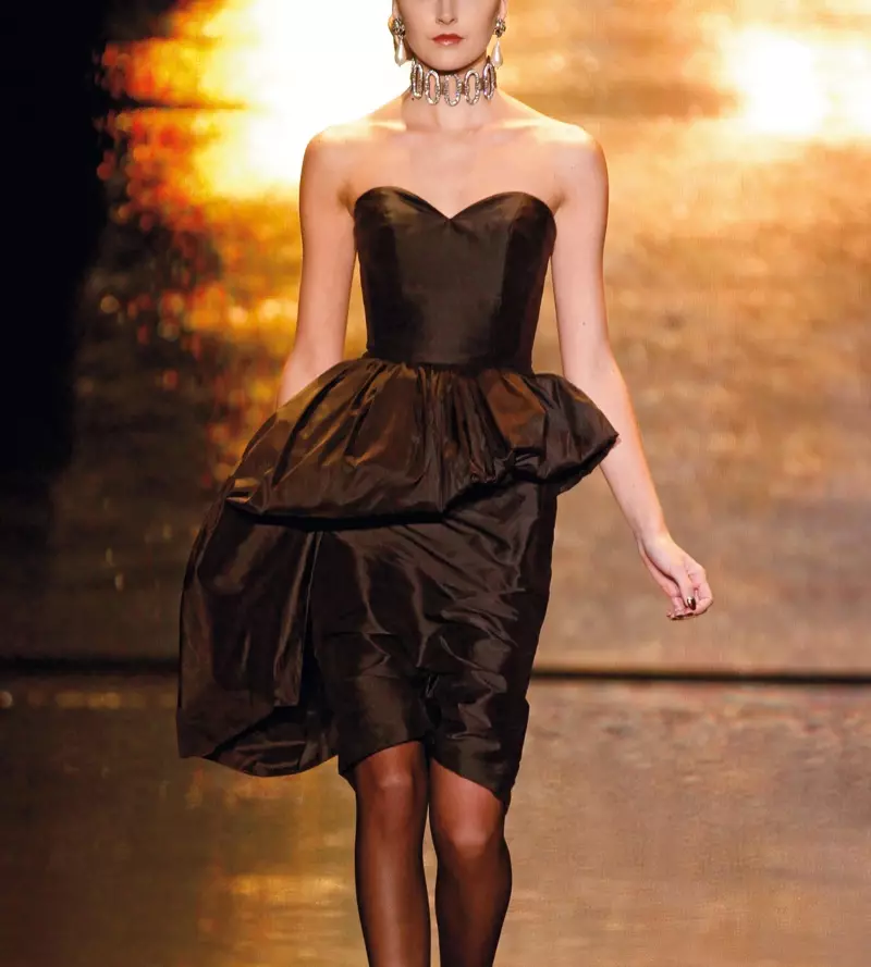 Startlena foto ĝentileco de Badgley Mischka