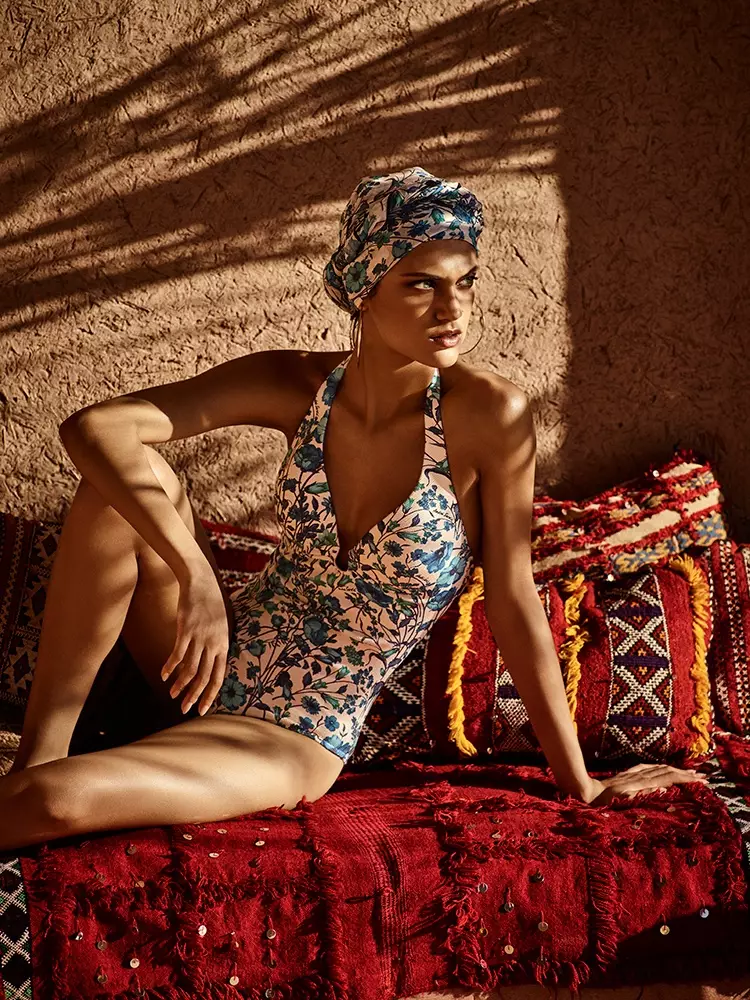 Η Dalianah Arekion μοντελοποιεί μαγιό Antonella με επένδυση από την Andres Sarda Swimwear