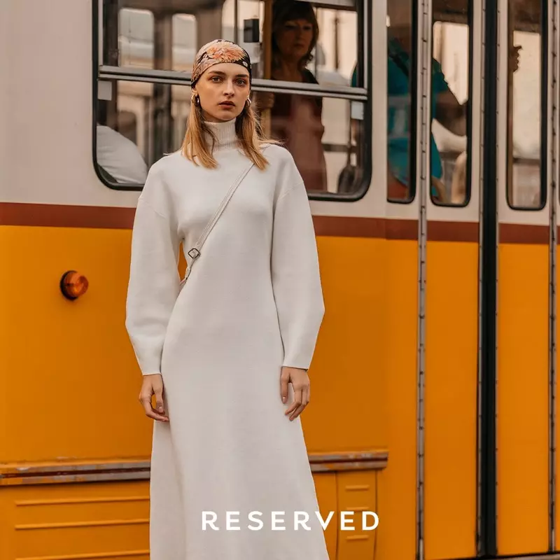 Model Daga Ziober anomira muReserved dress-sleeve dress