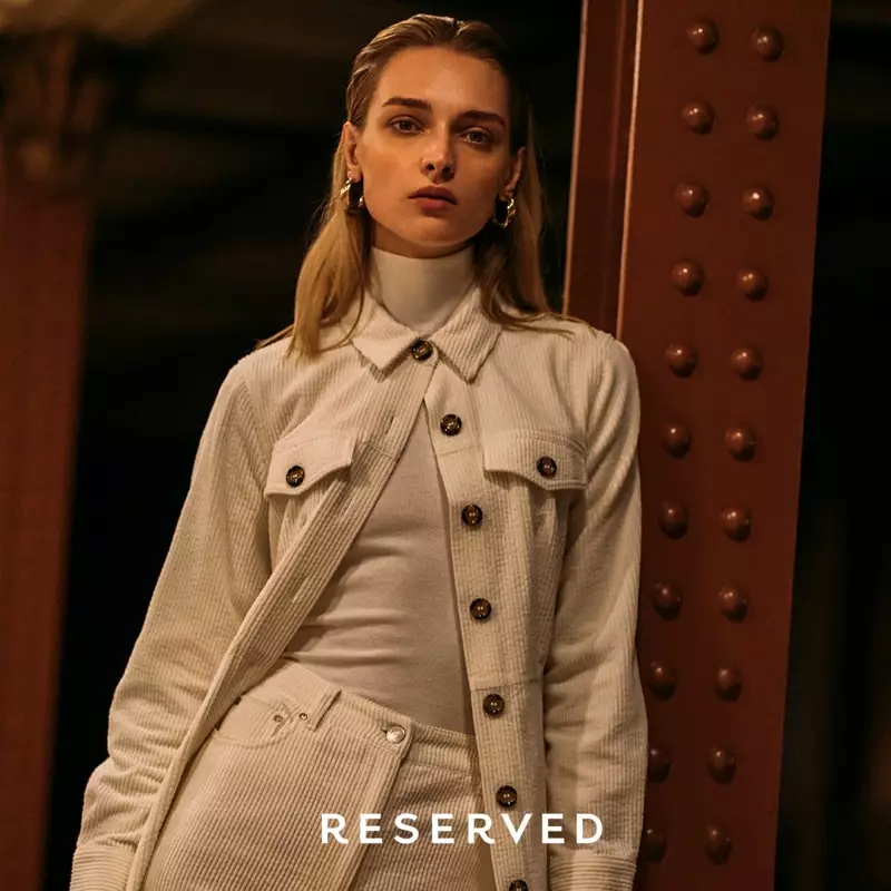 Model Daga Ziober trägt die Herbstkollektion 2019 von Reserved