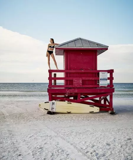 Josephine le Tutour Models Looks listos para a praia para Harper's Bazaar