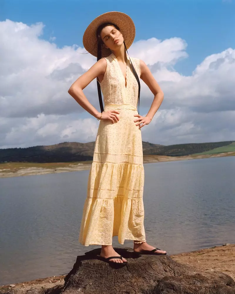 D'Luna Bijl poséiert am Mango-gestickte Midi-Kleed a Kontrastbandhut
