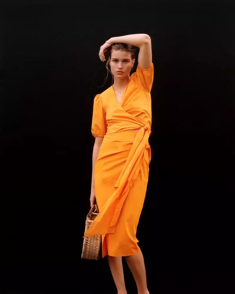 Luna Bijl bærer mango-sløjfe cross-body top, midi cross nederdel og håndlavet raffia taske