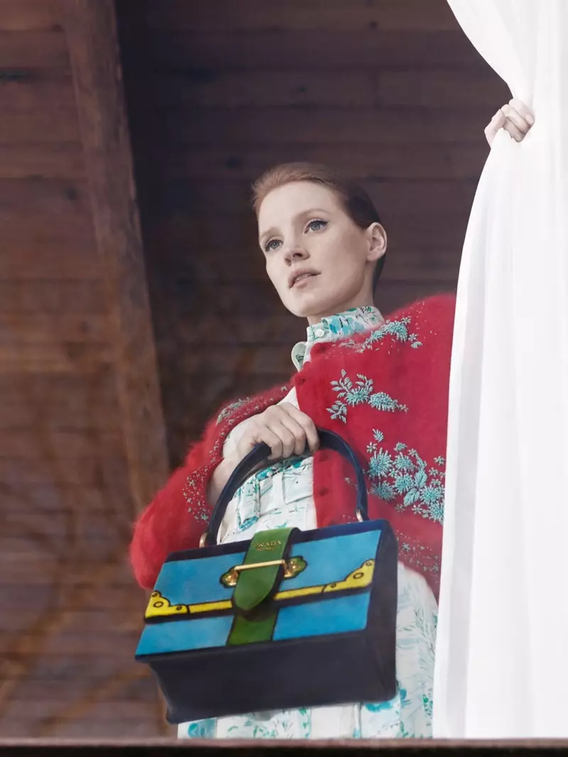 Aktorino Jessica Chastain ĉefrolas en la reklama kampanjo de Prada antaŭ aŭtuna 2017