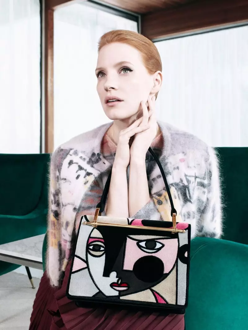 Jessica Chastain pozon me çantë print grafike në fushatën e Prada-s para vjeshtës 2017