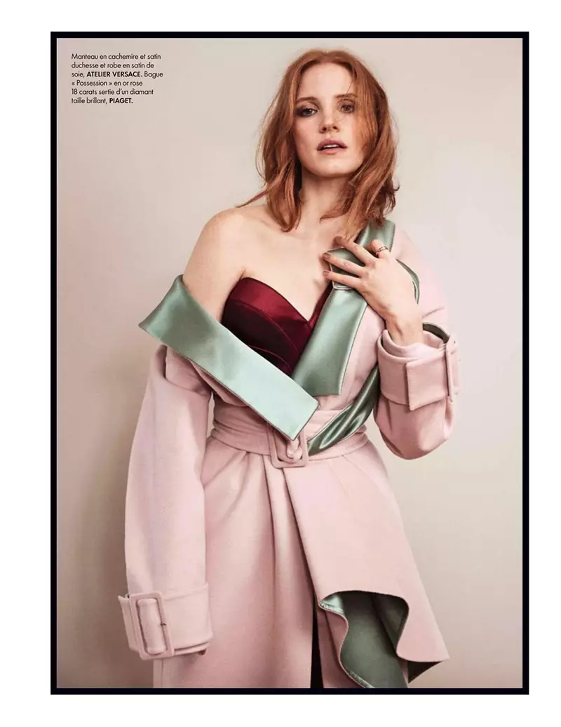Jessica Chastain posearret yn Atelier Versace-jas en jurk mei Piaget-sieraden