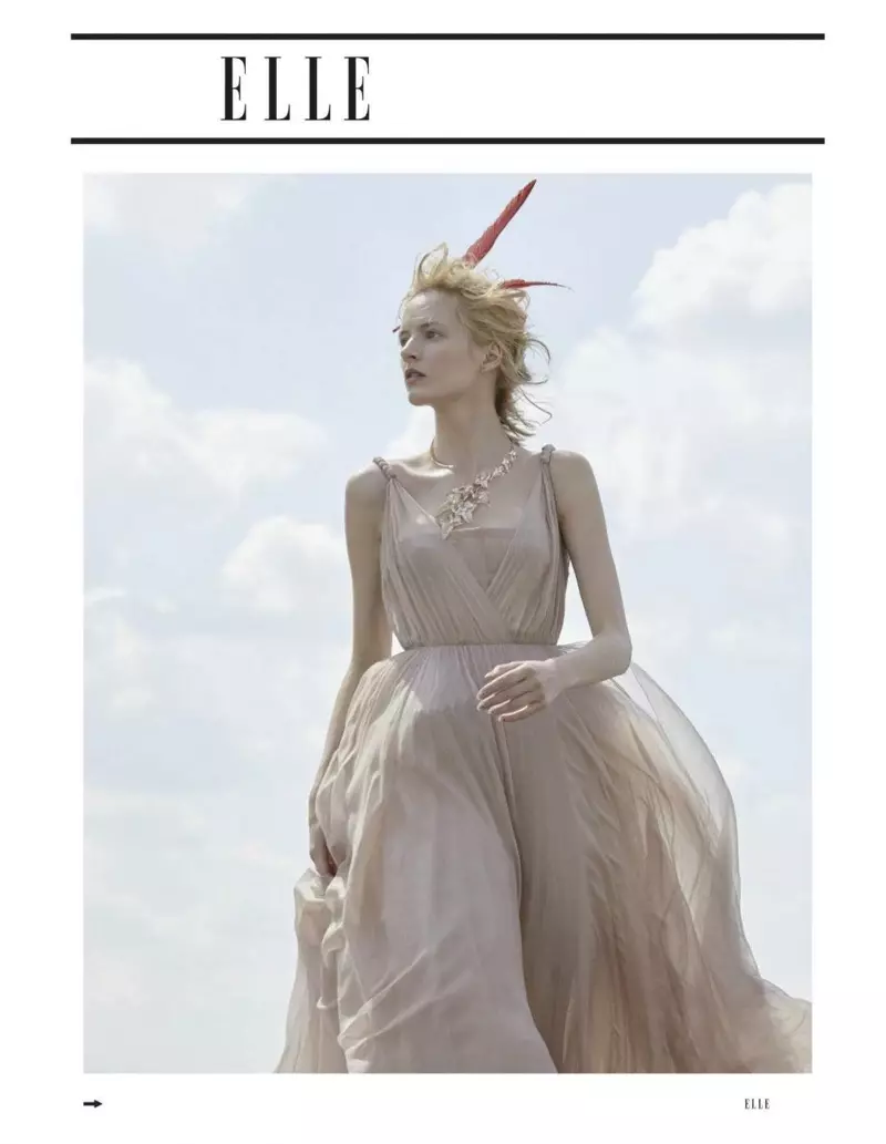 Daria Strokous yana tsaye a cikin Haute Couture Gowns don ELLE Russia