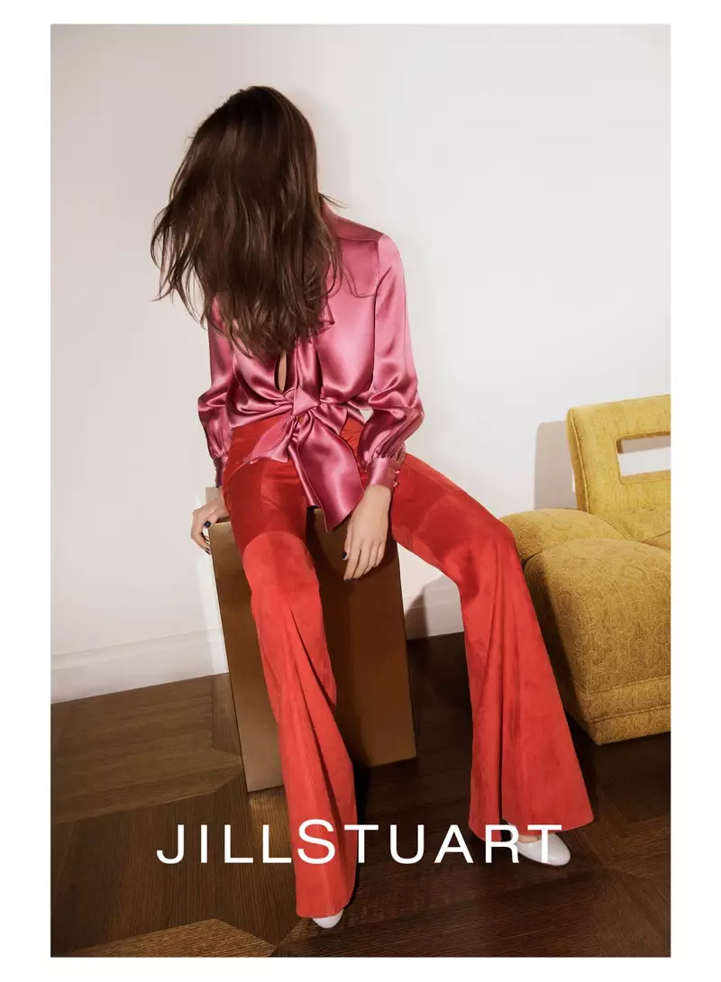 Romy porte un chemisier en soie et un pantalon taille haute de la collection printemps 2016 de Jill Stuart