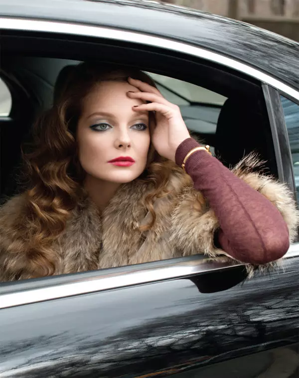 Eniko Mihalik gan Max Farago ar gyfer Bergdorf Goodman Cyn Fall 2011