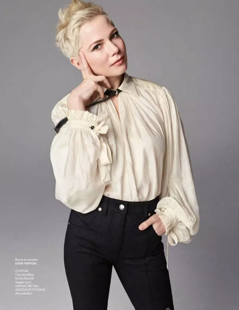 Frapante pozon, Michelle Williams portas Louis Vuitton bluzon kaj pantalonon