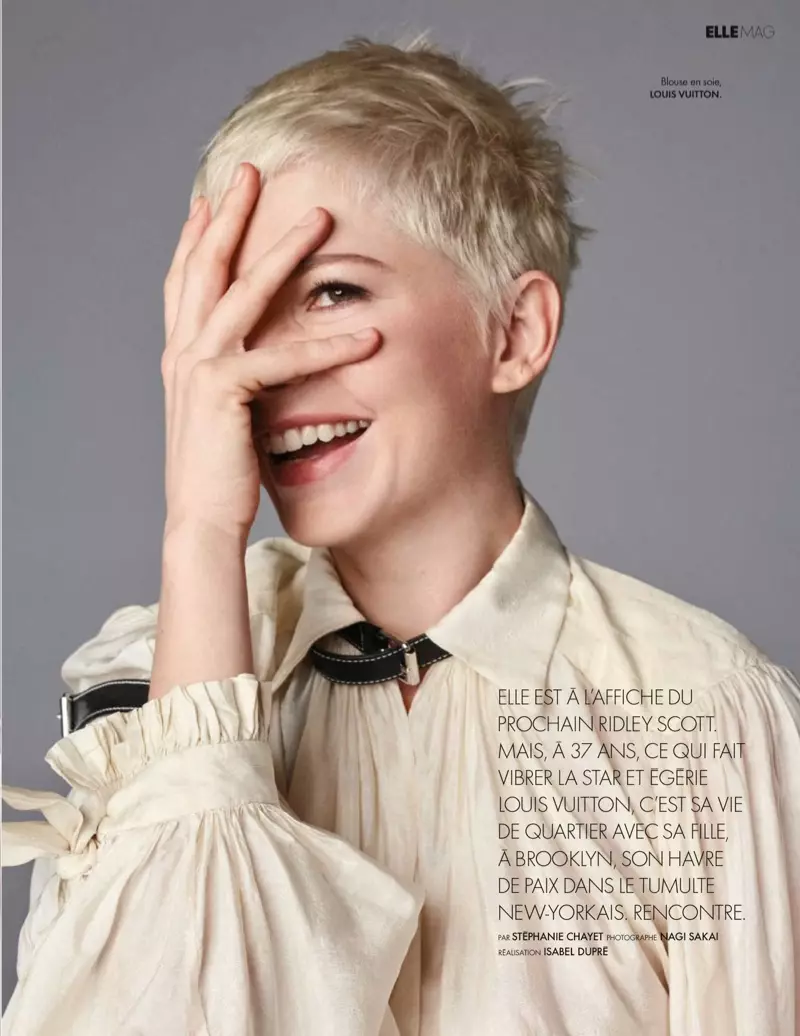 Clignotant un sourire, Michelle Williams montre sa coupe de cheveux de lutin