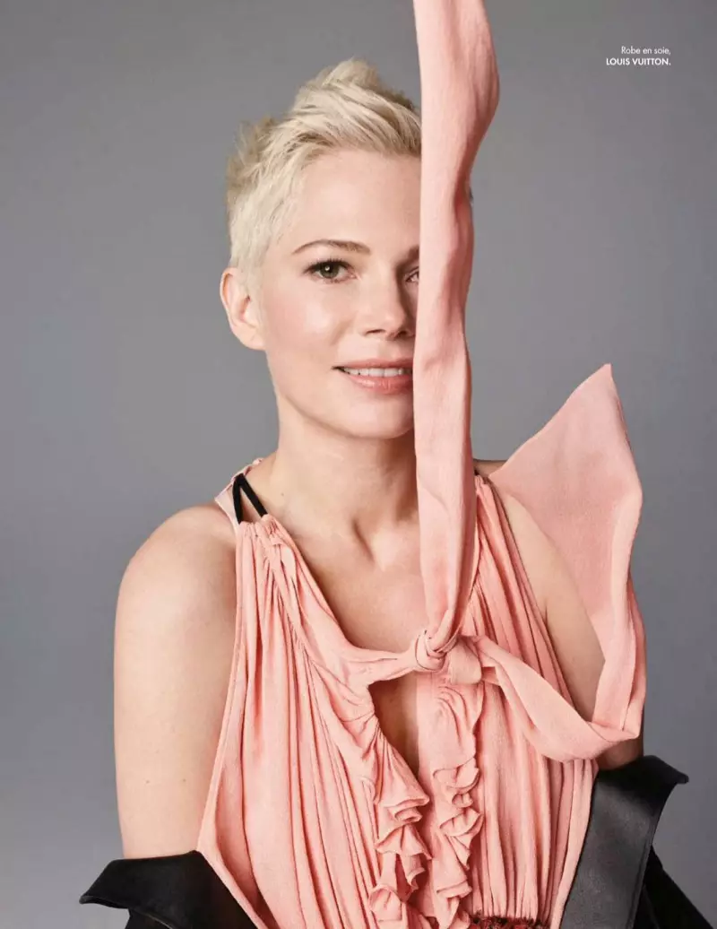 Vestida de rosa, Michelle Williams posa con un vestido de Louis Vuitton