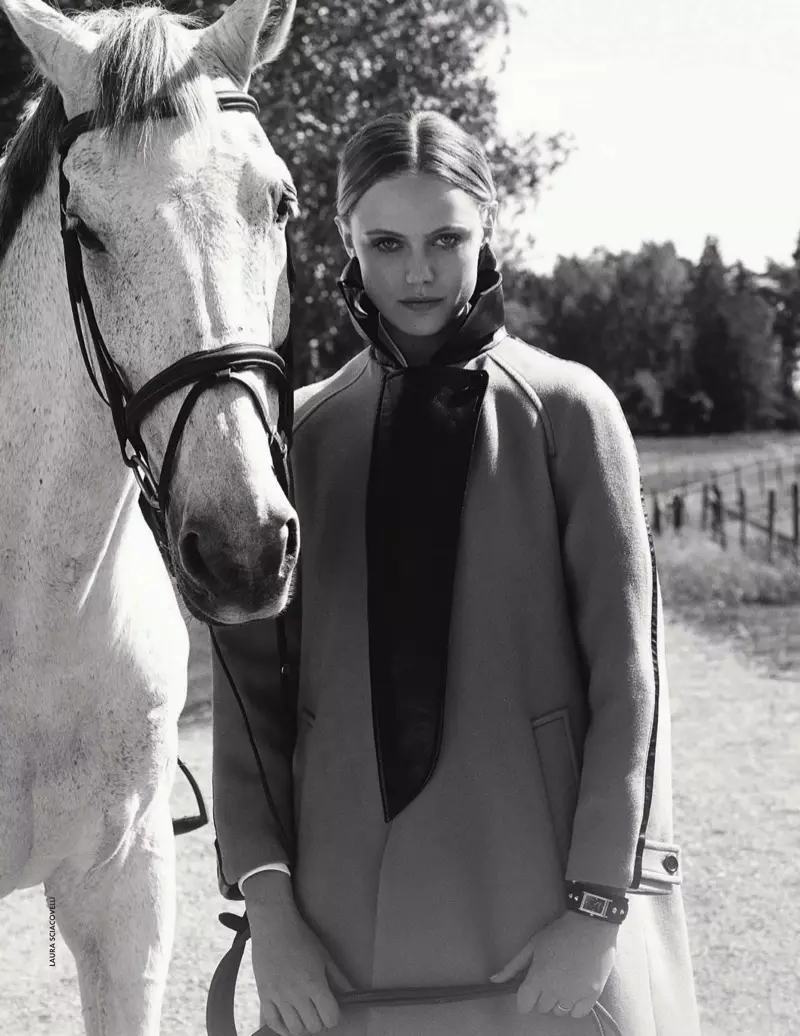 Frida Gustavsson o sheba Chic ea Equestrian bakeng sa ELLE Italy