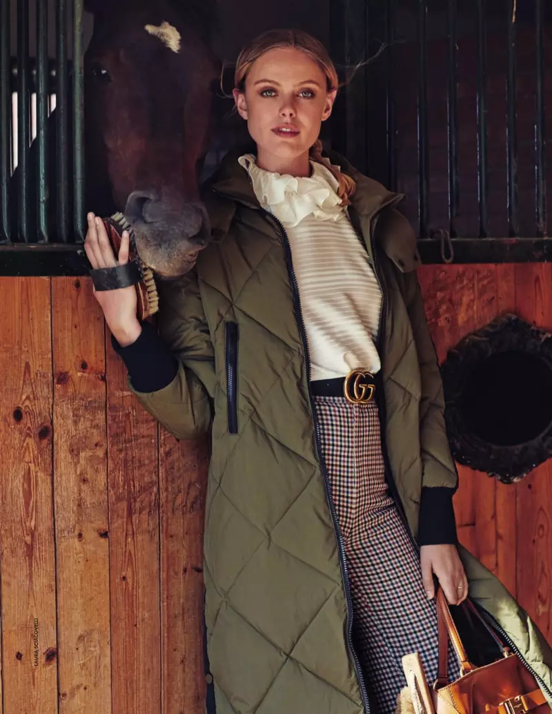 Frida Gustavsson parece chique equestre para ELLE Itália