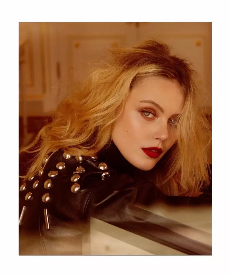 Frida Gustavsson 在 Ritz Paris 為 Marie Claire 俄羅斯擺姿勢