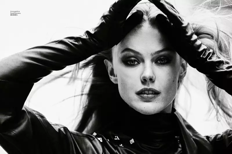 Frida Gustavsson သည် L'Officiel နယ်သာလန်အတွက် အဖြူအမည်းဖြင့် ၀တ်ဆင်သည်။