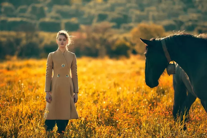 Frida Gustavsson Vestas Eksterĉiela Modo en Eldonejo por ELLE Svedio