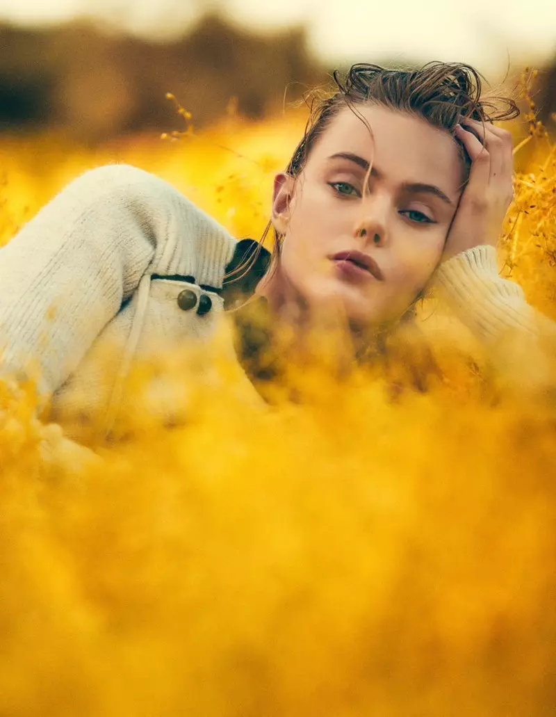 Frida Gustavsson indossa la moda all'aperto nell'editoriale per ELLE Svezia