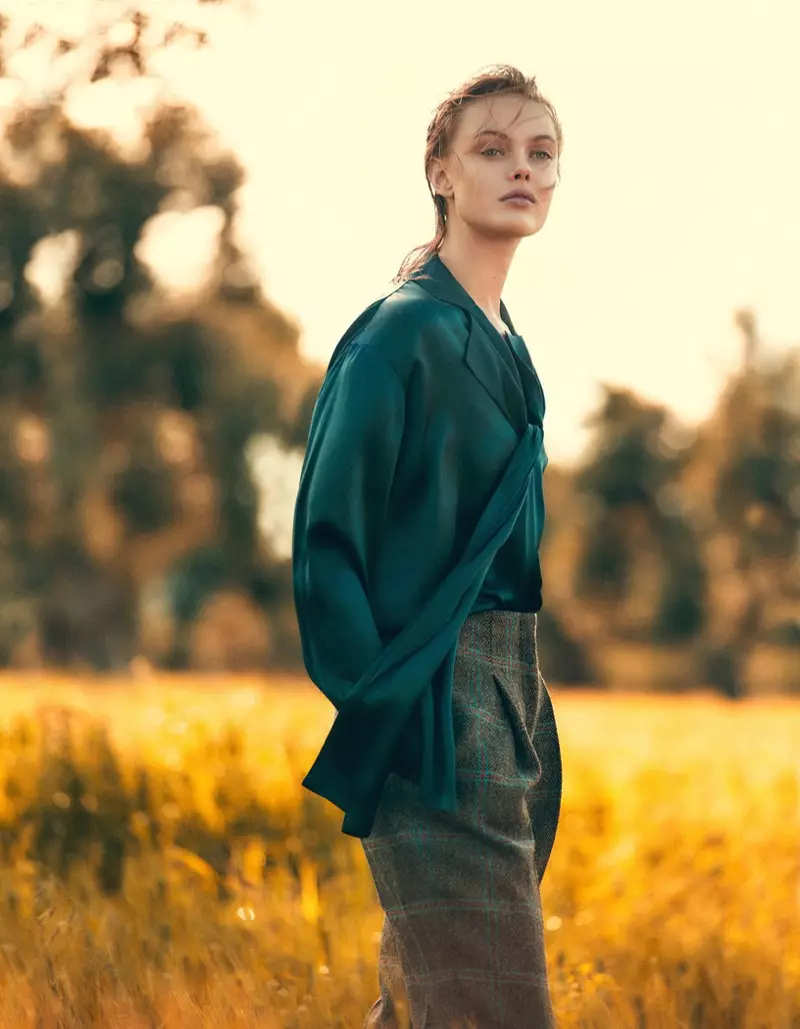 Frida Gustavsson porte la mode extérieure dans l'éditorial du ELLE Suède