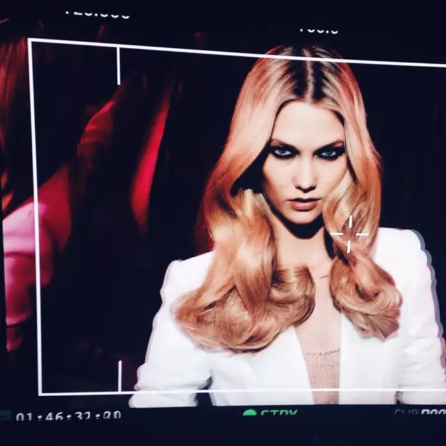 Karlie Kloss avslører gylne og polerte bølger for L'Oreal Paris-shoot. Bilde via Instagram.