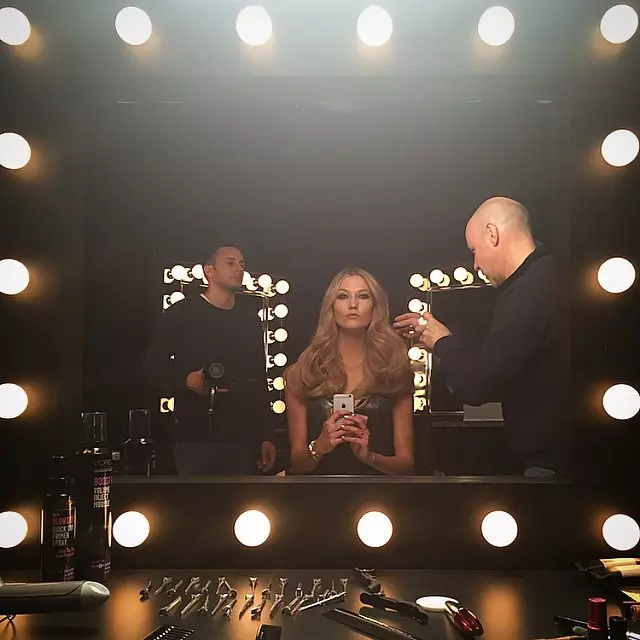 Карли Клосс алдыдагы L'Oreal Париждин съемкасынын артында. Сүрөт Instagram аркылуу.