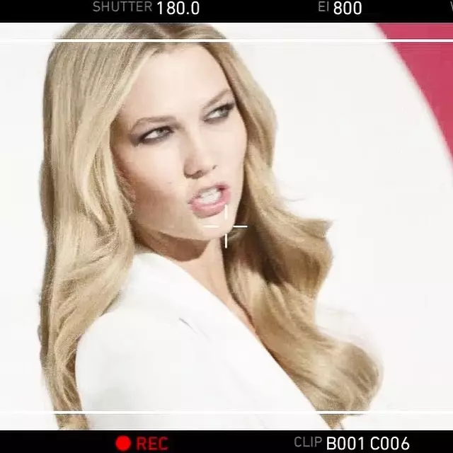 Karlie kieruje femme fatale do sesji L'Oreal Paris. Zdjęcie przez Instagram.