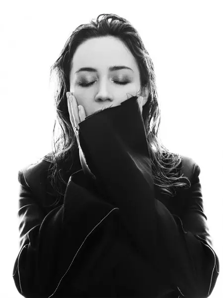 Emily Blunt vesh kostumin minimal për revistën C