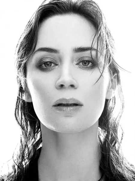 Emily Blunt သည် C မဂ္ဂဇင်းအတွက် အနည်းငယ်မျှသာ ၀တ်ဆင်ထားသည်။