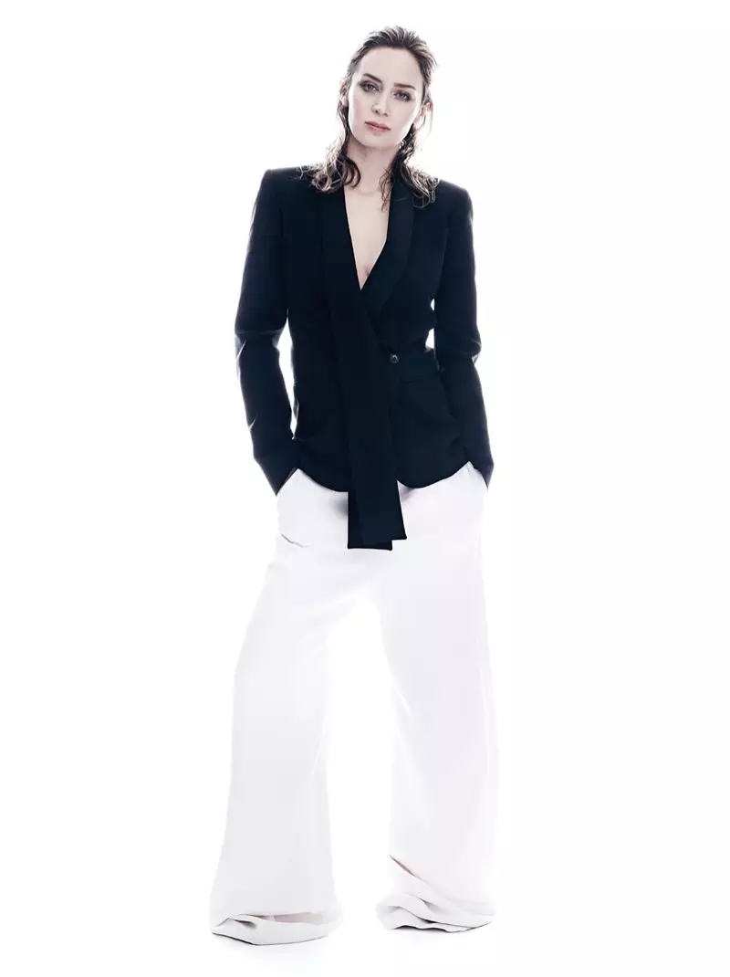 Emily Blunt fai unha pose cun blazer da colección Michael Kors cun pantalón branco de Balenciaga