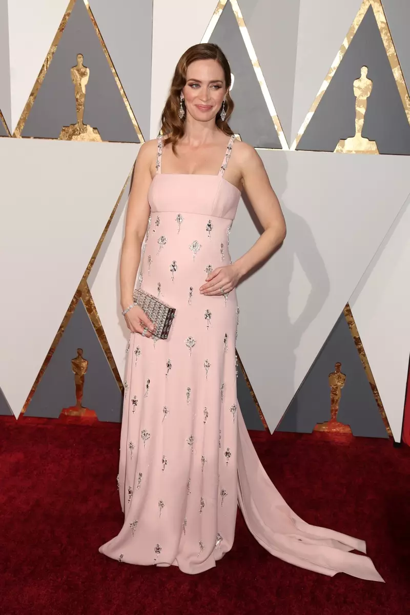 FÉVRIER 2016 : Emily Blunt, enceinte, assiste aux Oscars 2016 vêtue d'une robe Prada rose ornée de cristaux : Photo : Helga Esteb / Shutterstock.com