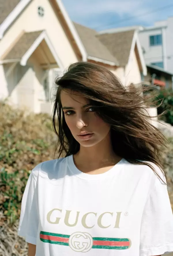 Emily Ratajkowski houdt het casual en draagt een Gucci-t-shirt