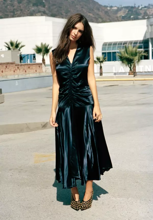 Emily Ratajkowski posa con un estilo chic sin esfuerzo para la revista Oyster