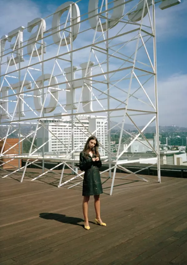 Emily Ratajkowski poseert op het dak van het Roosevelt Hotel en draagt Eugenie-jurk en Emporio Armani-schoenen