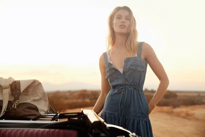 Modelul Rozanne Verduin poartă rochie din denim în campania de primăvară-vară 2020 Buffalo Jeans