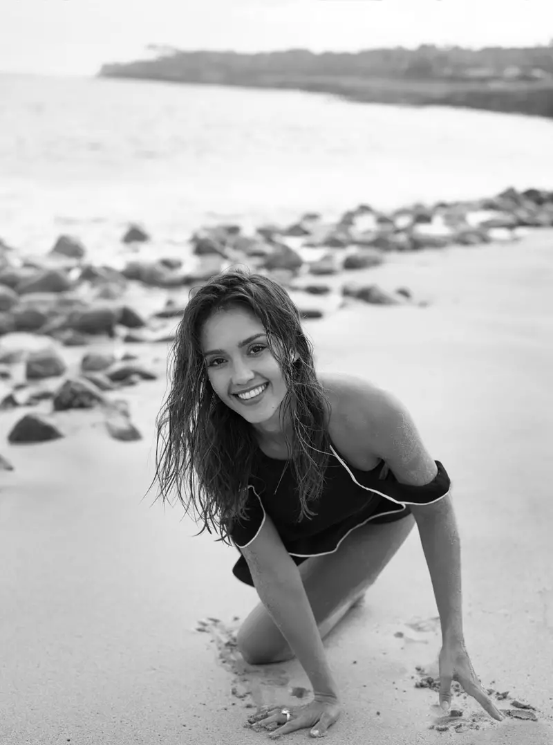 Jessica Alba es toda sonrisas posando en la playa