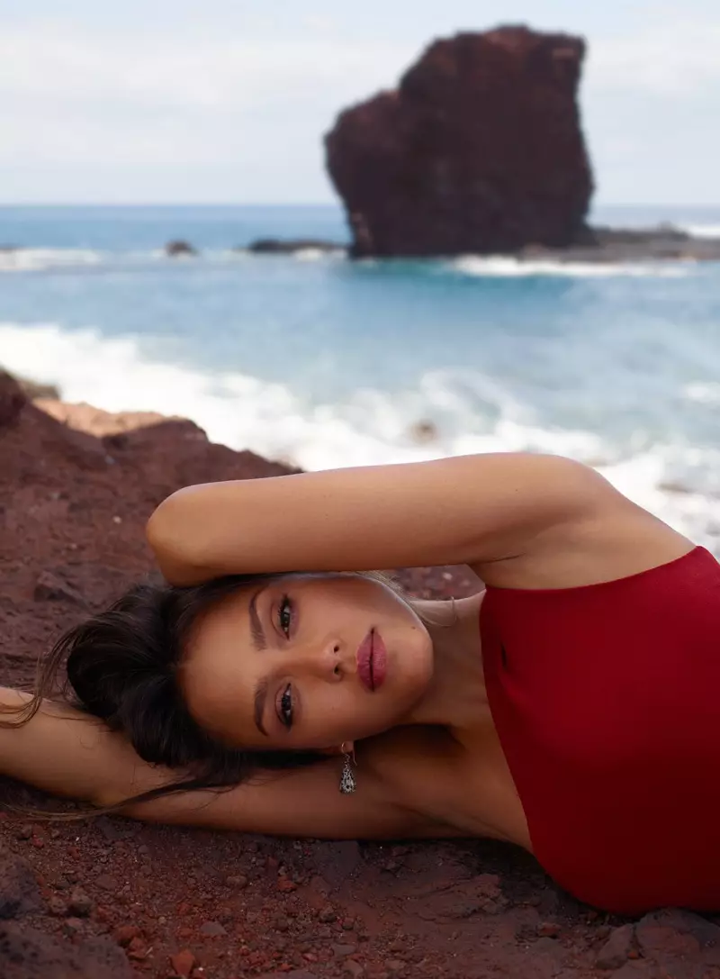 Jessica Alba pose sur la plage pour la séance photo